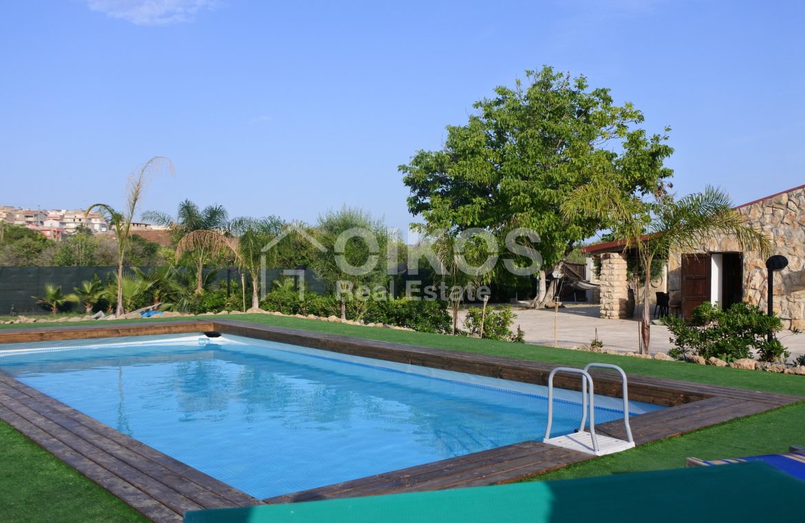 Villa ristrutturata con giardino e piscina 1