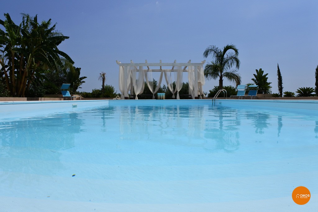 Villa con piscina e vista panoramica (10)