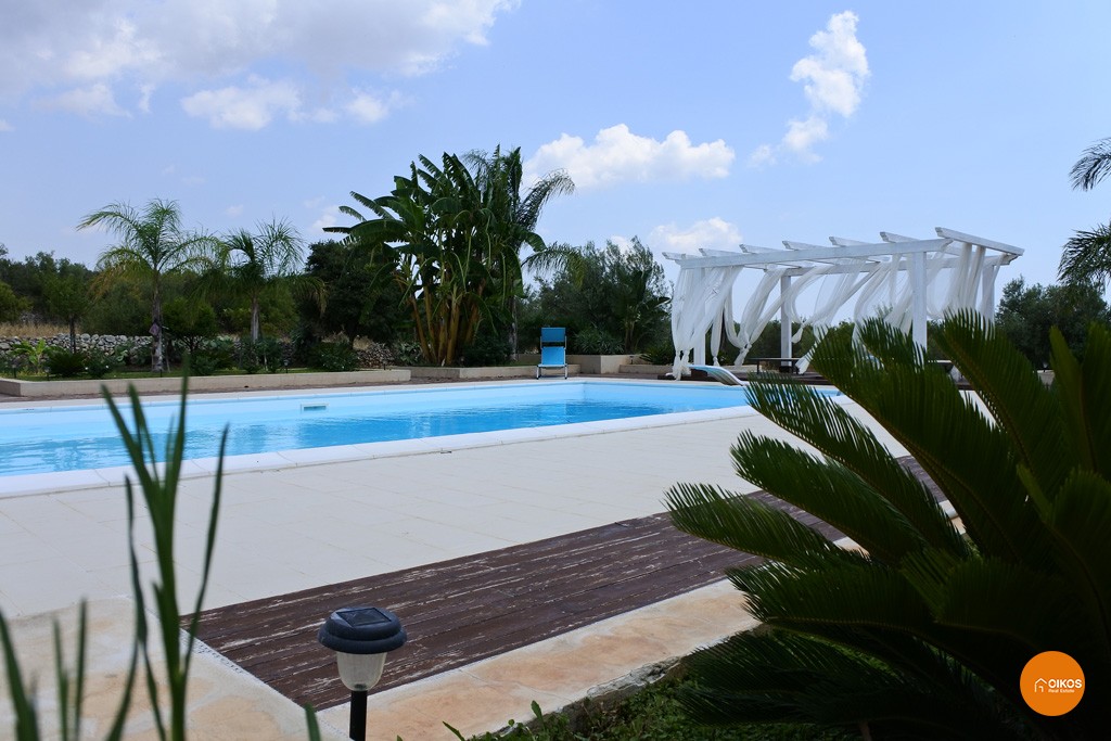 Villa con piscina e vista panoramica (13)